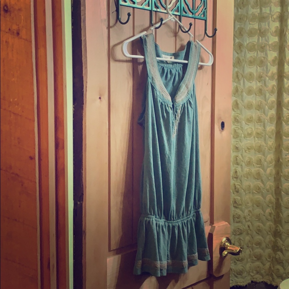 Adorable sleeveless turquoise top with embroidery